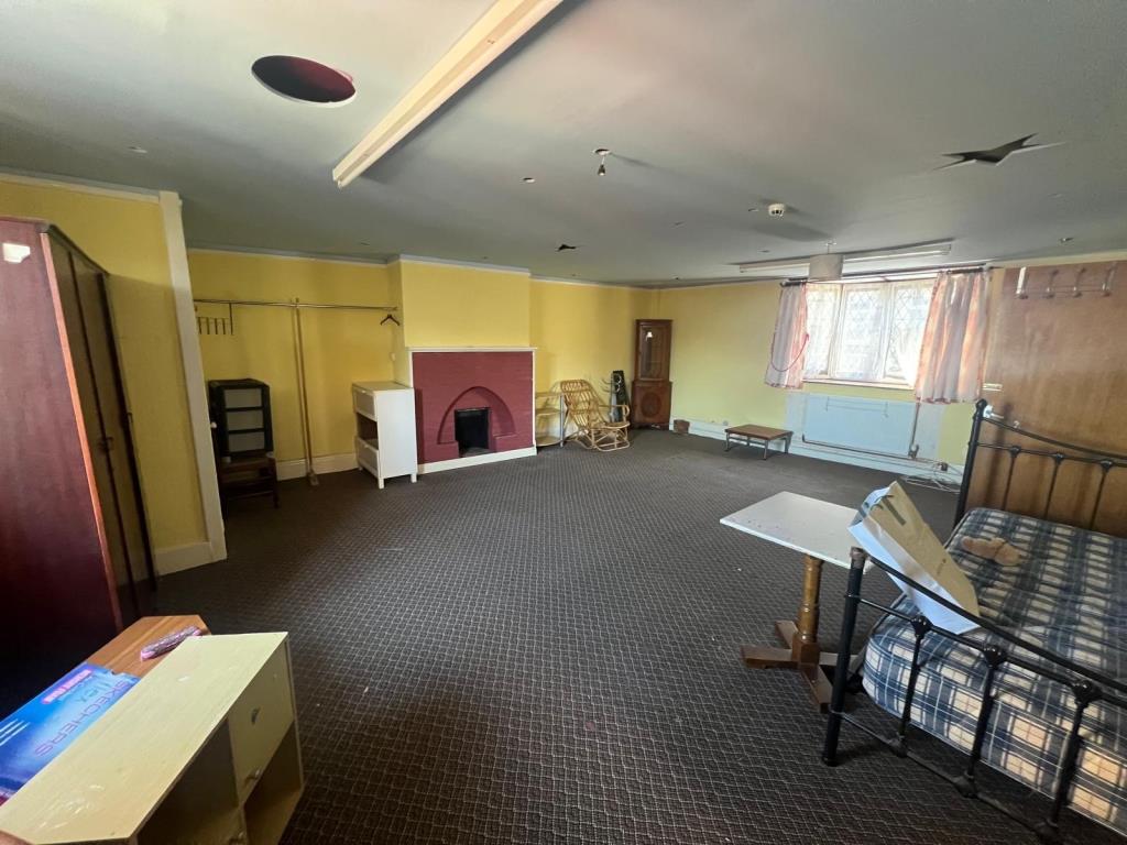 Lot: 36 - LANDMARK TOWN CENTRE FORMER RESTAURANT WITH LIVING ACCOMMODATION - First floor living area with carpet and fireplace